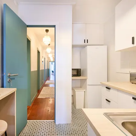 Проживание в семье Cozy In A Coliving In Arroios *